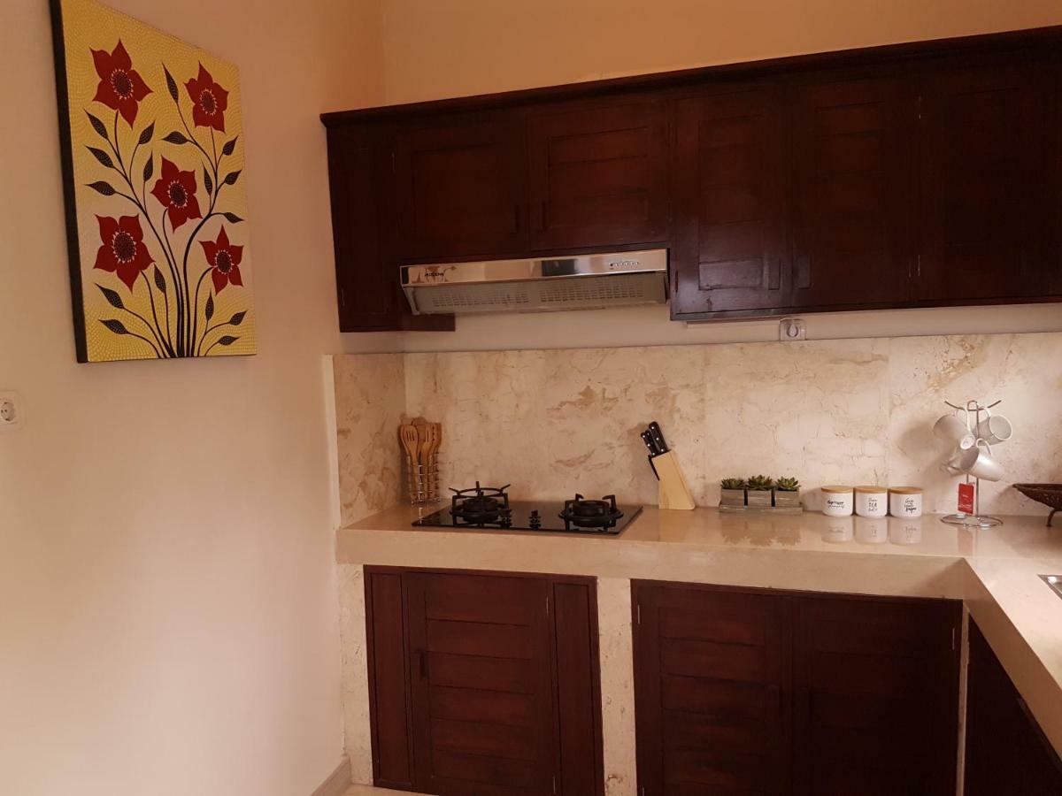 Medewi Manor Aparthotel Airsatang Luaran gambar